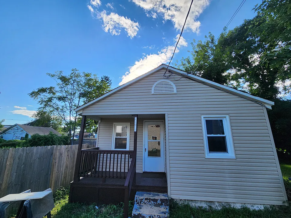 219 Fisher Ave #1/2
