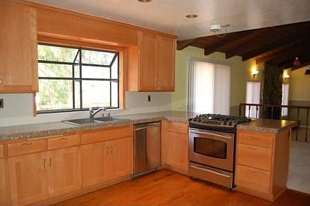 Kitchen w/stainless steel appliances 