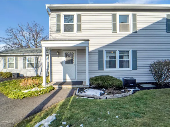 5 Arrowhead Way S, Fairport, NY 14450