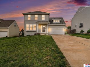 1122 Summit Ridge Dr, Papillion, NE 68046