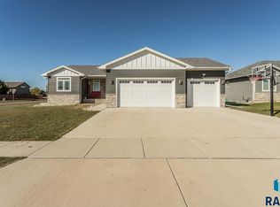804 Johnson Creek Ct, Harrisburg, SD 57032