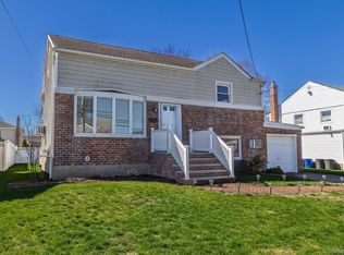 95 Thompson Avenue, Oceanside, NY 11572