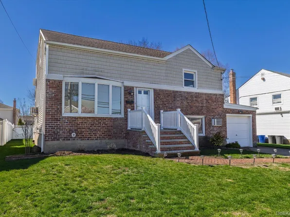 95 Thompson Avenue, Oceanside, NY 11572