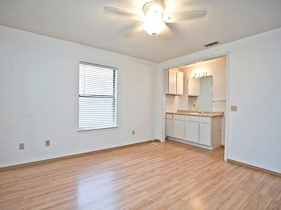5th image of 5905 Sara St #A