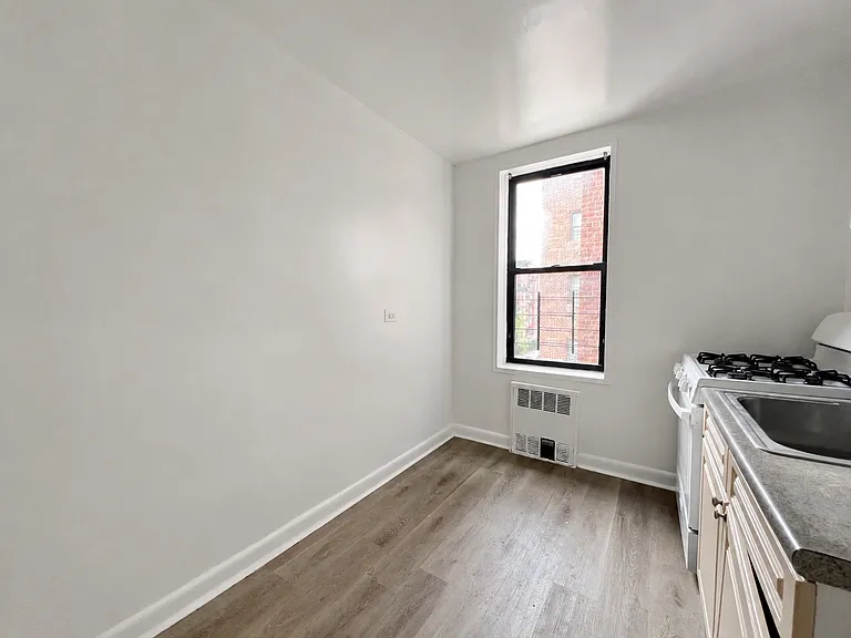 2409 E 3rd St #5F — Photo 10