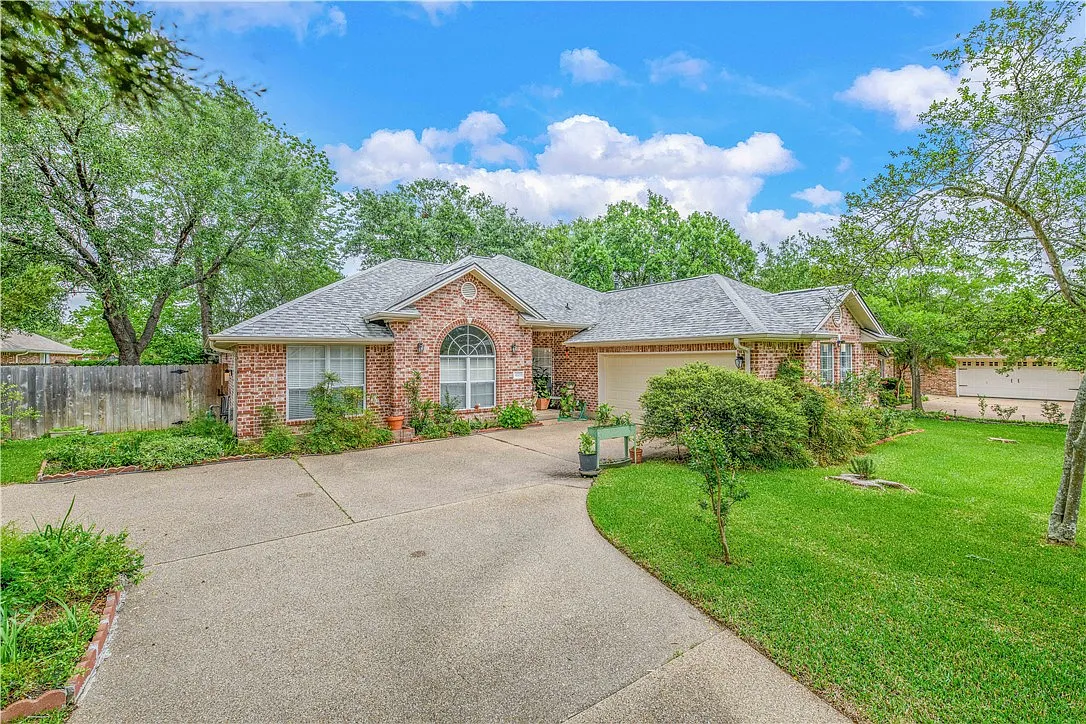 4 bed, 1877 sqft, $3,000 — Photo 1