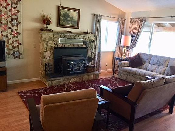 5th image of 42400 Pinecone Ln