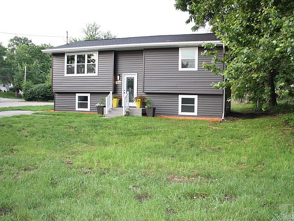 3rd image of 610 C Ave E