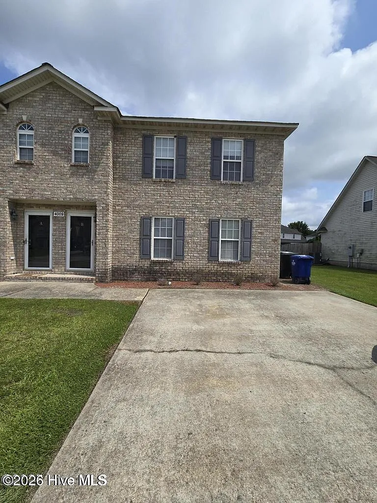 3 bed, 2.5 bath, 14810 sqft, $1,550 — Photo 1