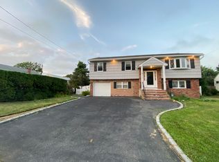 1055 N Fulton Ave, Lindenhurst, NY 11757