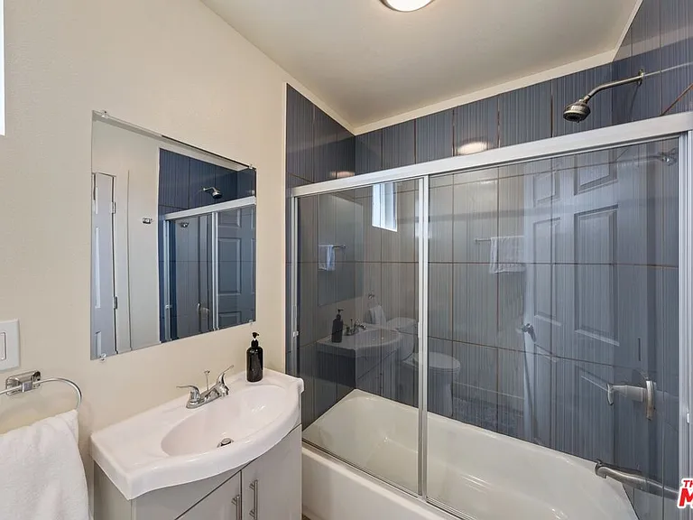 5912 S Flower St — Photo 22