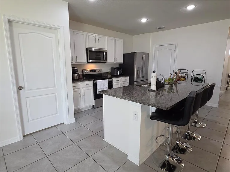 611 Grove St — Photo 4