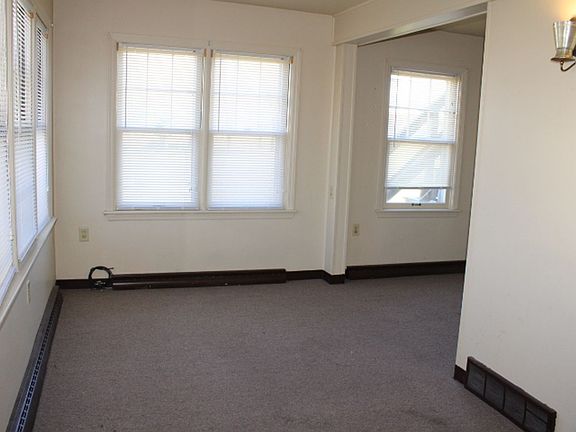 4th image of 307 Lincoln Way E APT D