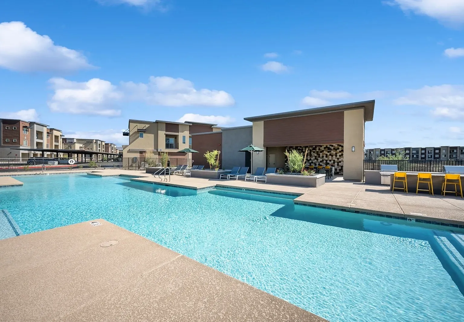 Longbow Luxury Apartments — Photo 1