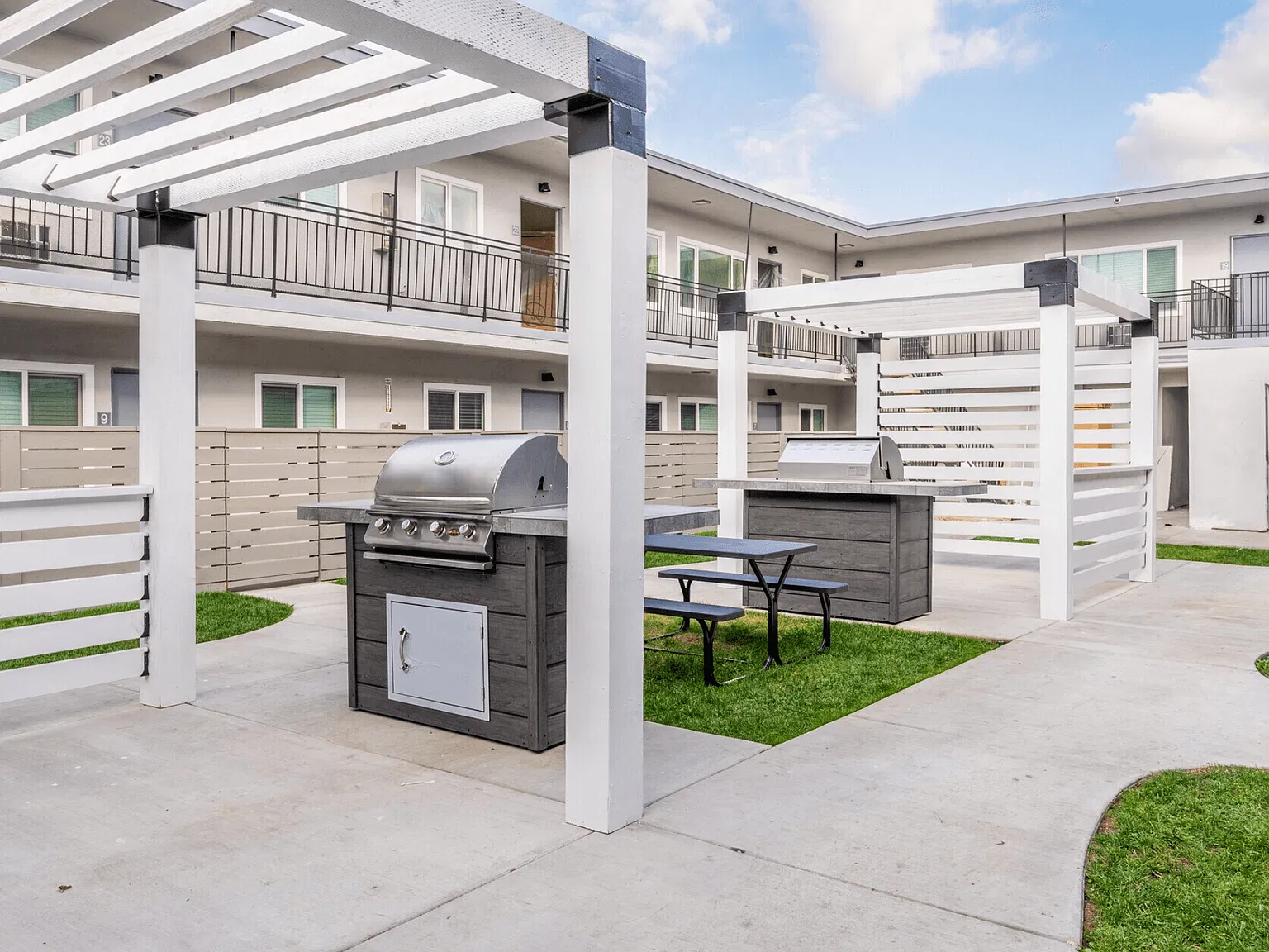 La Pat Apartments — Photo 4