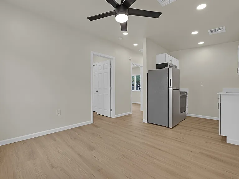 207 E Valeska Rd — Photo 4