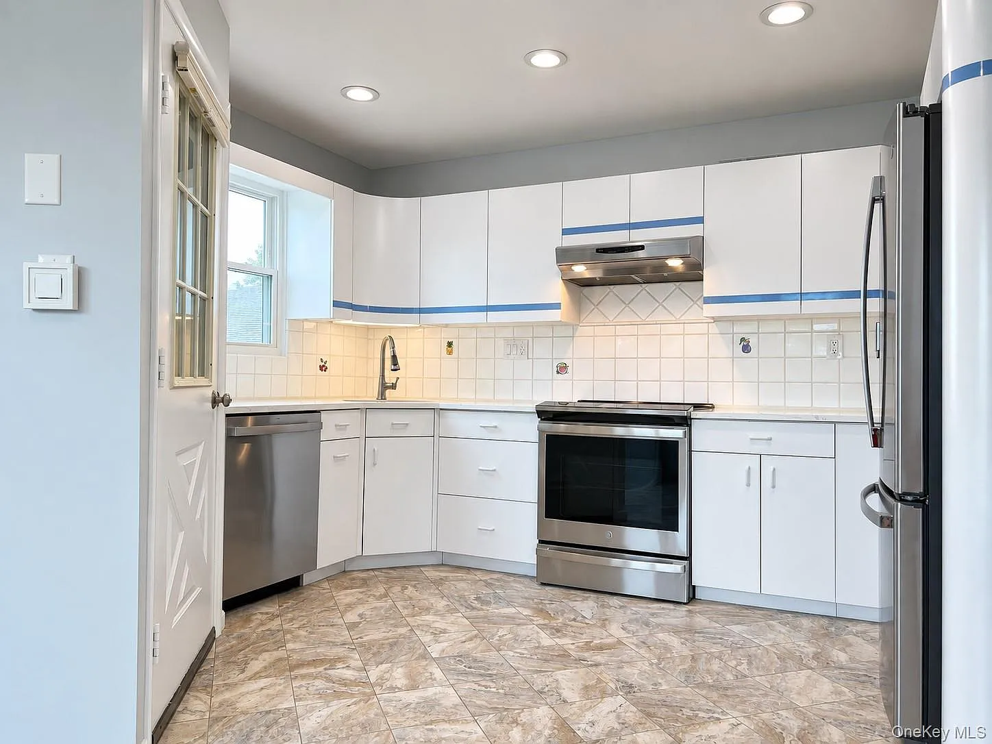 3 bed, 2.0 bath, 2392 sqft, $3,500 — Photo 3