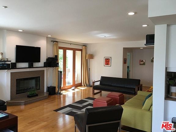 4th image of 1018 4th St Unit 202