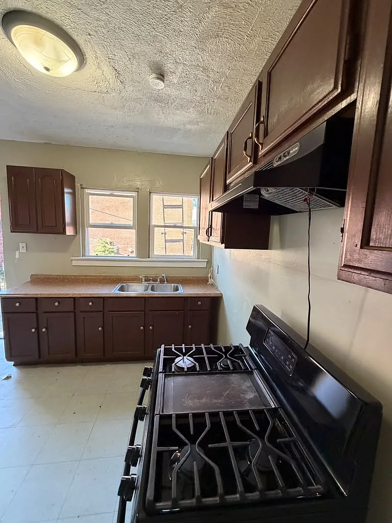 3 bed, $1,100 — Photo 4