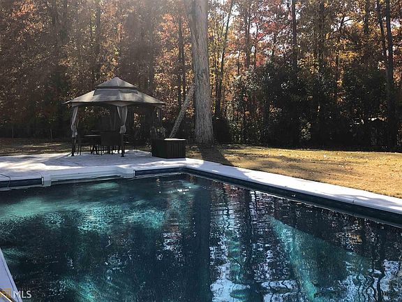 3rd image of 209 Heritage Cir