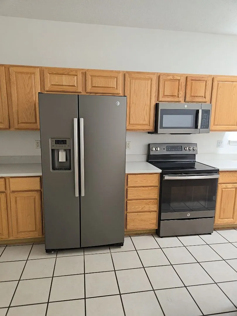 3 Bedroom, 2 Bathroom Home! Schedule a Showing! — Photo 3
