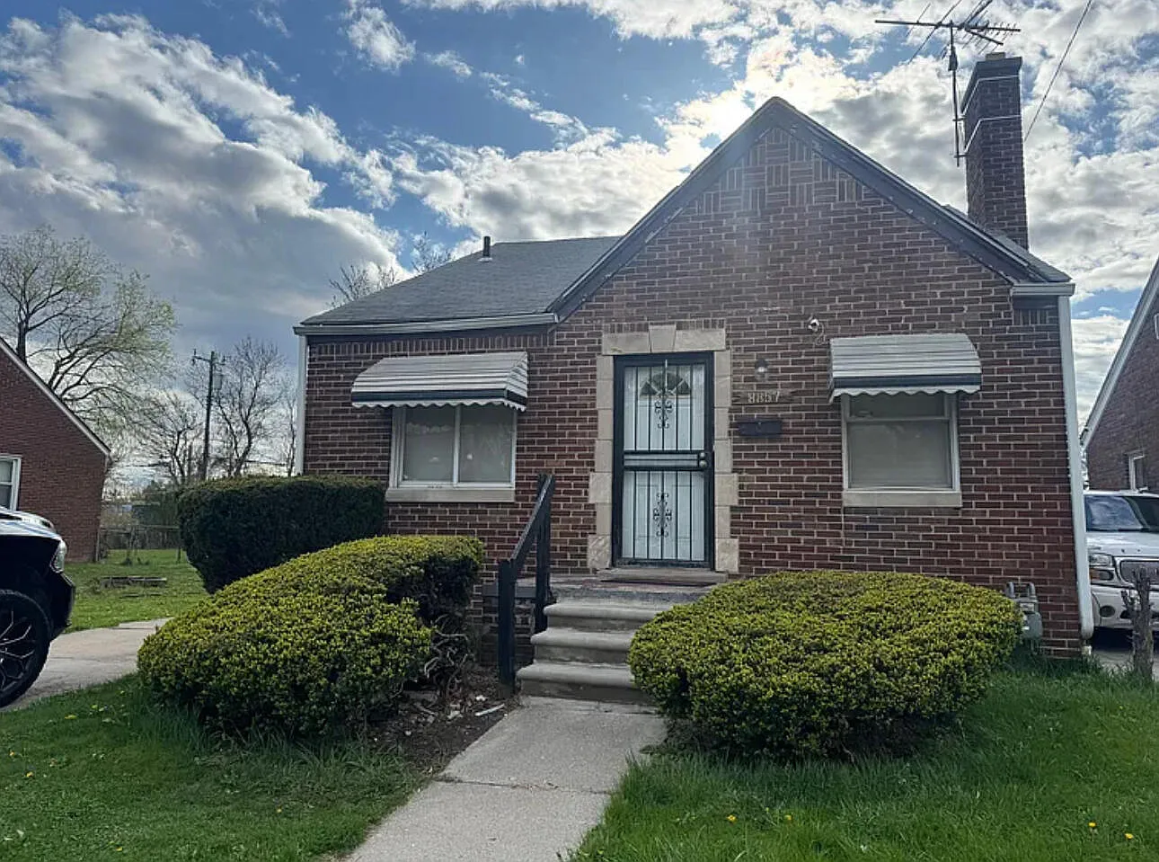 3 bed, 1.0 bath, 1100 sqft, $1,299 — Photo 1