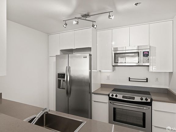 5th image of 300 3rd St APT 824