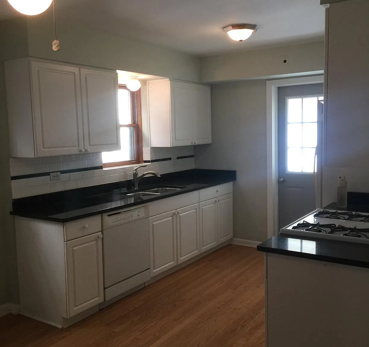 5411 W Sunnyside Ave — Photo 2