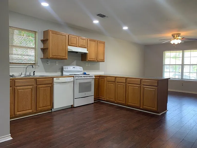 1602 W Elm St — Photo 21