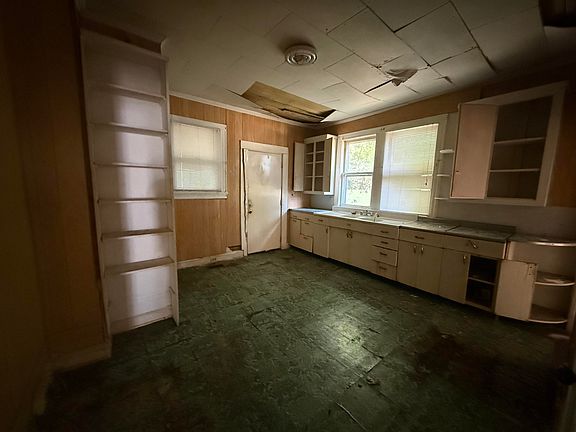 5th image of 269 Maple Ave