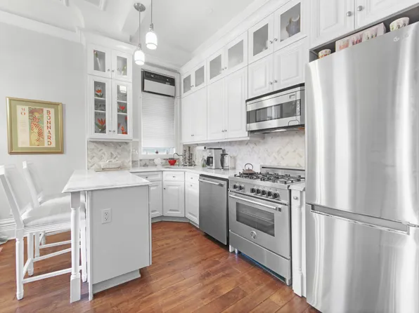 11 West 81st Street image 2 of 7