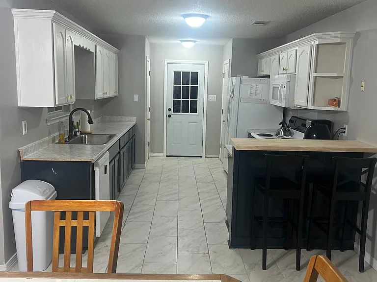 3208 Beachview Dr — Photo 2