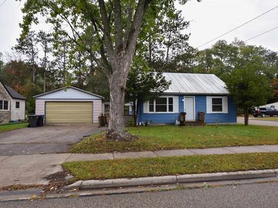 904 8th St, Waupaca, WI, 54981