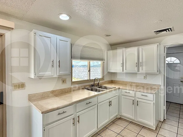 3602 N 72nd Ln — Photo 5