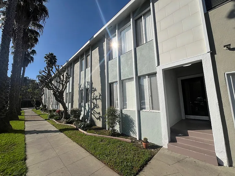 0086 Ocean-Capri Building — Photo 6