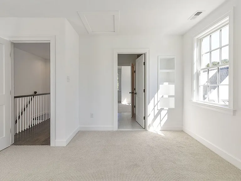 918 Charles St — Photo 9