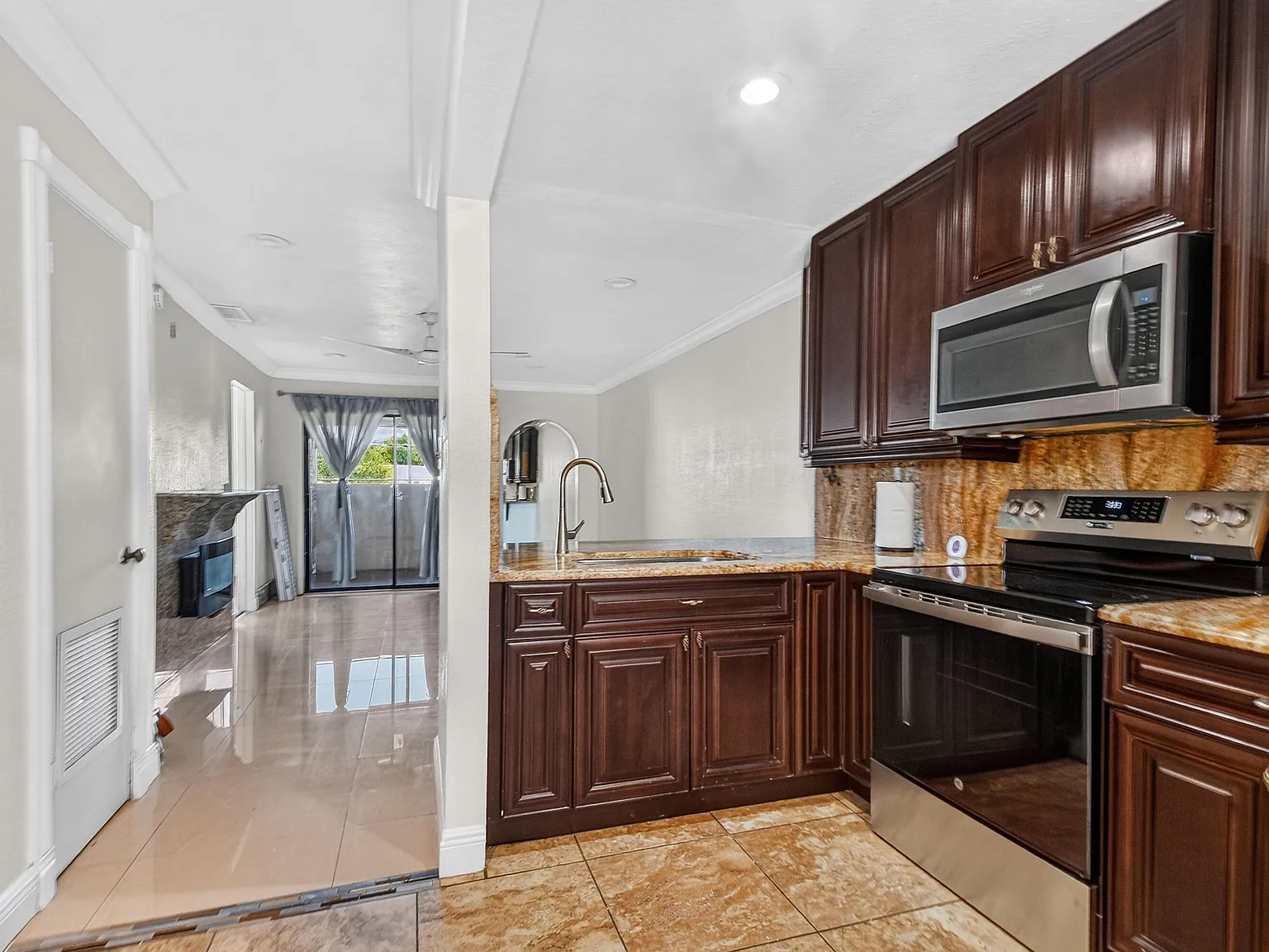 2 bed, 2.0 bath, 744 sqft, $1,600 — Photo 4
