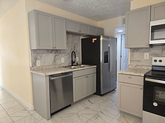3rd image of 2927 Yosemite Dr