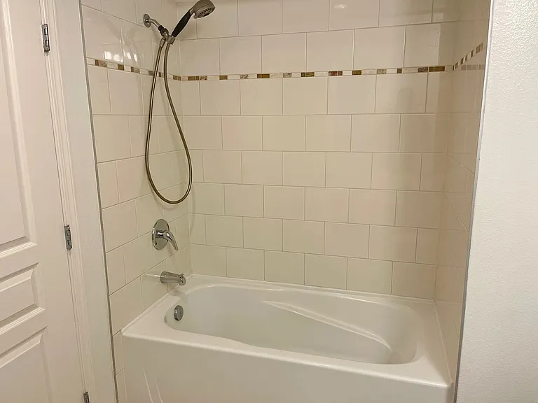 300 W Beech St #304 — Photo 8