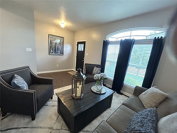 5th image of 104 Riviera Dr