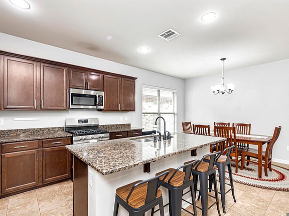 3rd image of 932 Shadow Bluff Dr