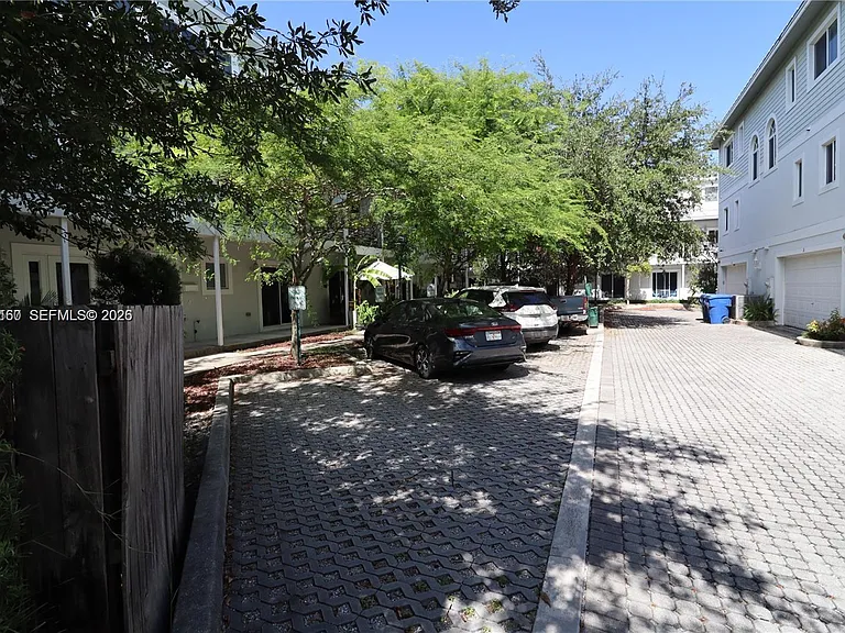 609 NE 28th St #1 — Photo 25