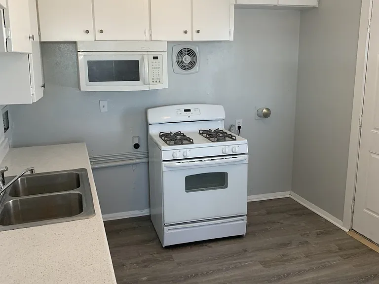 431 Colorado Blvd — Photo 8