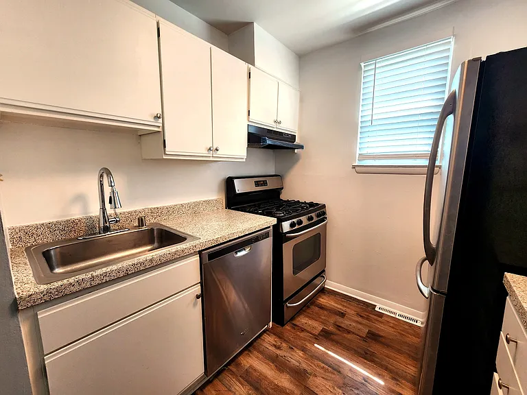4411 Falls Bridge Dr #B — Photo 2