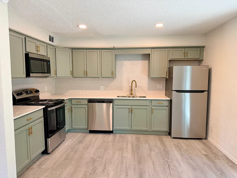 212 E Maple Ave — Photo 2