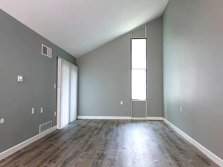 1102 Salem Ave #3D — Photo 1