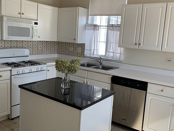 3rd image of 572 E Thornhill Ln