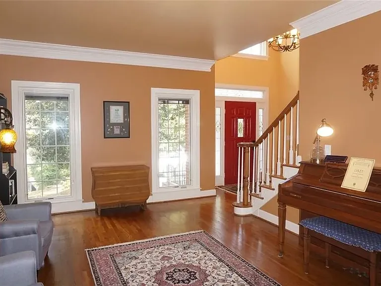 2438 Kings Arms Dr — Photo 22