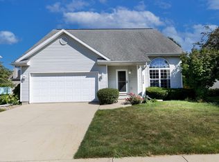 3208 Stonebridge Dr, Bloomington, IL 61704