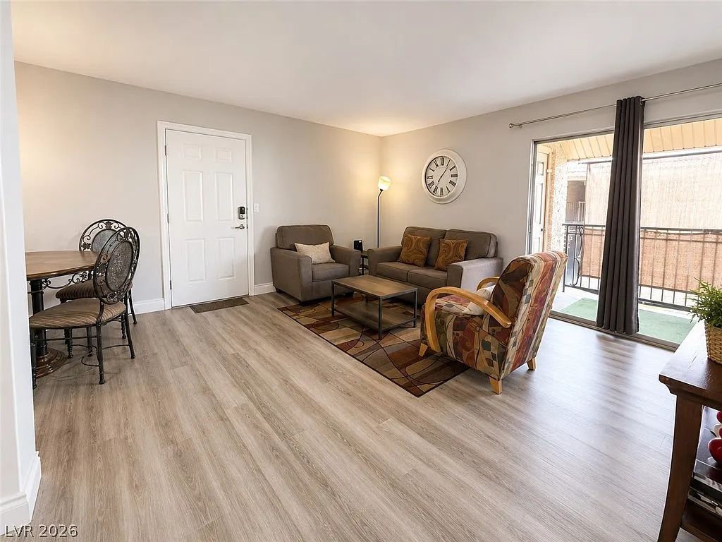 2 bed, 1.0 bath, 816 sqft, $1,300 — Photo 1